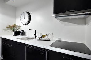 Refrigerador, cafetera y tetera, tostadora y utensilios de cocina 