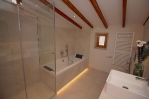 Combined shower/tub, hair dryer, towels, soap