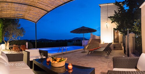 RUSTIC VILLA WITH POOL, AC, BBQ, and big GARDEN