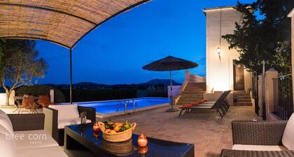 RUSTIC VILLA WITH POOL, AC, BBQ, and big GARDEN