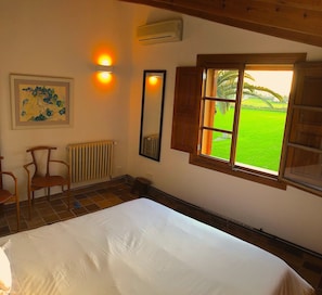 4 bedrooms, desk, iron/ironing board, free WiFi