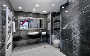Douche, séchoir à cheveux, serviettes fournies, savon