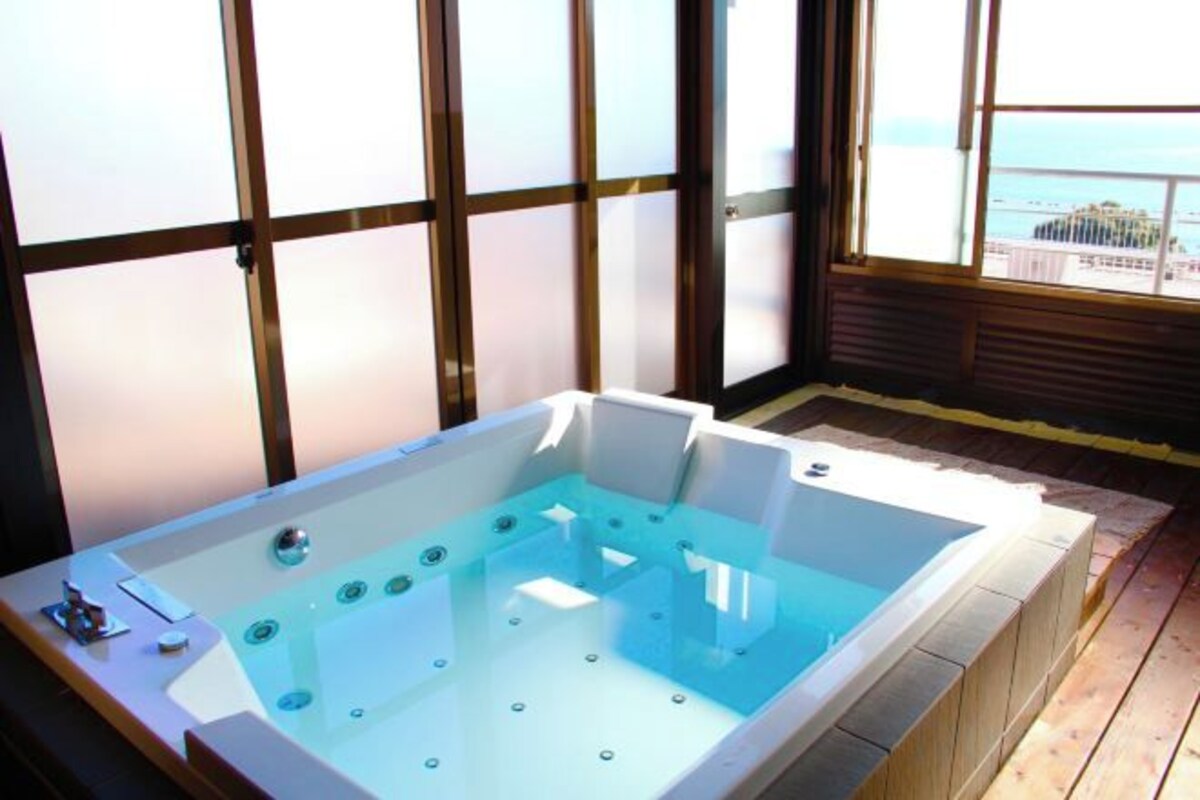 Indoor spa tub