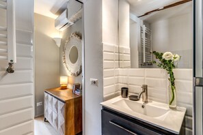 Shower, hair dryer, bidet, towels