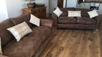 Een smart-tv en een stereo