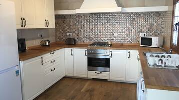 Een koelkast, een magnetron, een oven, een kookplaat