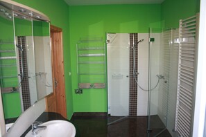 Hårføner, håndklær og toalettpapir