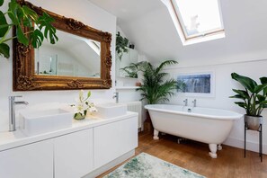 Bathtub, hair dryer, towels - Raise the Bar, by Veeve (London)