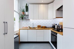 Fridge, oven, stovetop, dishwasher