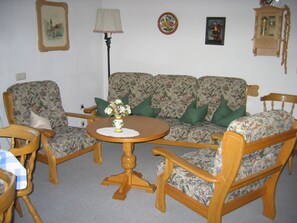 Fernseher, DVD-Player, Tischtennisplatte