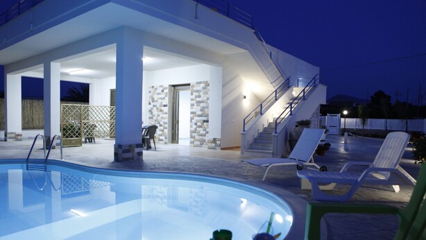 A modern outdoor pool area with lounge chairs, a staircase, and a covered seating area. - Brand new villa with private pool and terrace Alcamo marina (Alcamo)
