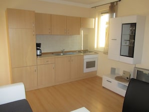 Fridge, oven, stovetop, coffee/tea maker