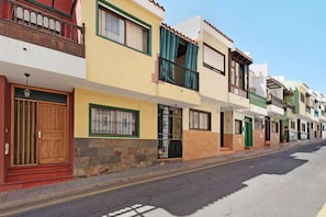 Une rangée d’immeubles résidentiels dotés de balcons, de portes et de fenêtres.