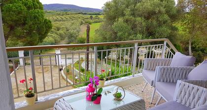 3 chambres, 2 salles de bain, grand jardin avec une belle vue