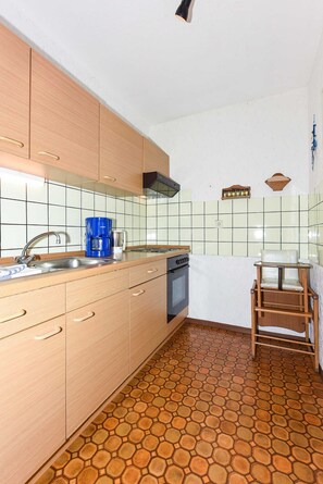 Køleskab, ovn, højstol