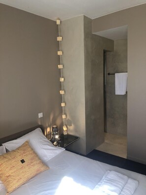 2 bedrooms, iron/ironing board, travel crib, free WiFi