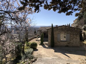 المنطقة المحيطة بالمنشأة