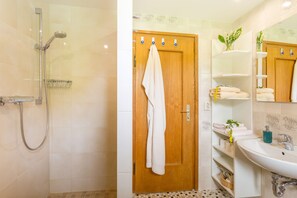 Shower, hair dryer, towels, soap - Spacious, comfortable vacation home on Rügen in Putbus for 2 to 8 people (Putbus)