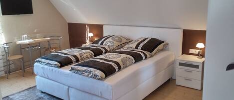 2 bedrooms, in-room safe, desk, iron/ironing board