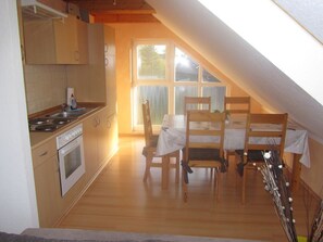 Kühlschrank, Herdplatte, Wasserkocher mit Kaffee-/Teezubehör