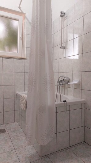 Badekar, hårføner og håndklær