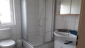Shower, toilet paper - Child-friendly apartment with terrace, 800m to the beach (Groß Schwansee)