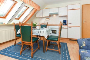 Réfrigérateur, un four, chaise haute