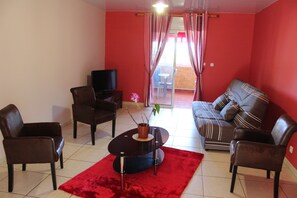 Bungalow, 2 soverom (Vetiver) | Oppholdsområde | Flatskjerm-TV