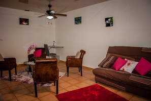 Bungalow, 2 soverom (Vetiver) | Oppholdsområde | Flatskjerm-TV