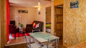 Bungalow Deluxe, idromassaggio (Géranium) | Area soggiorno | TV a schermo piatto