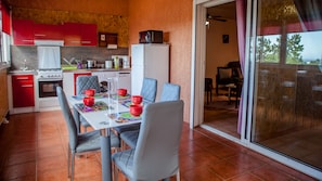 Bungalow, 2 camere da letto (Vetiver) | Cucina privata | Frigorifero con congelatore, microonde, forno, piano cottura