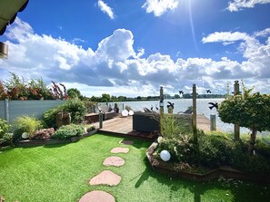 Terrace/patio - Luxurious holiday home directly on the lake (Wervershoof)