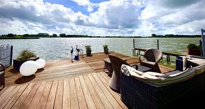Luxurious holiday home directly on the lake