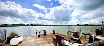 Luxurious holiday home directly on the lake