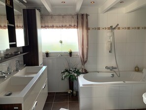 Bathtub, hair dryer - Luxurious holiday home directly on the lake (Wervershoof)