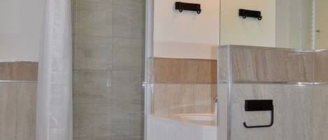 Een douche, een haardroger, handdoeken