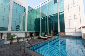 Innenpool, geöffnet von 07:00 Uhr bis 19:00 Uhr, Sonnenschirme