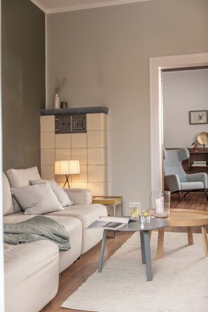 Una televisión, una chimenea, una mesa de tenis de mesa