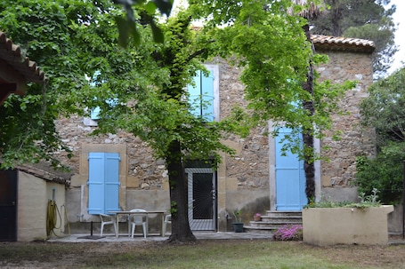 Exterior. HOLIDAY HOUSE BIZE-MINERVOIS