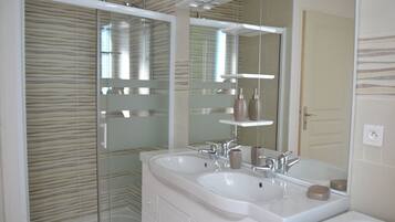 Shower, hair dryer, toilet paper