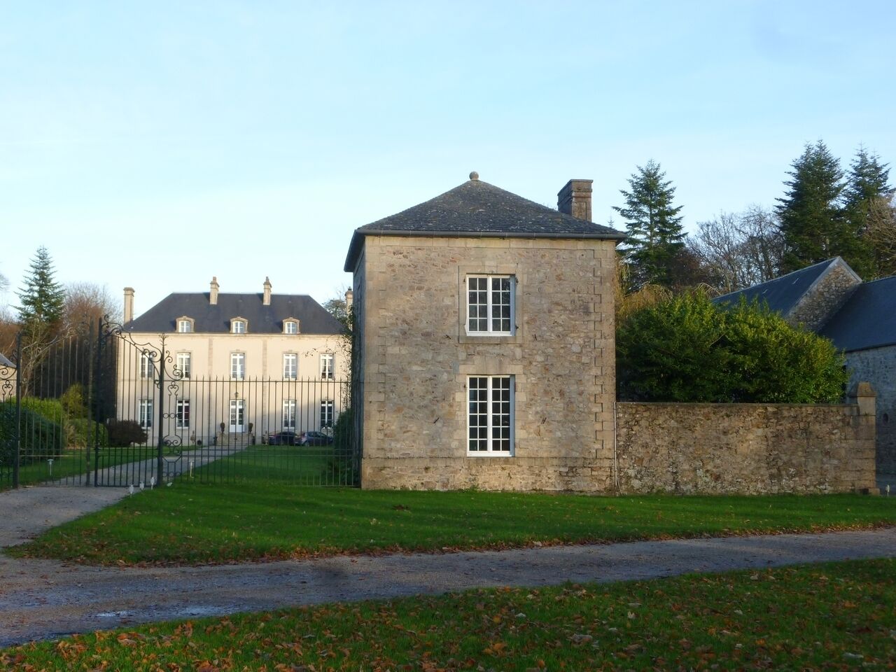 vue du pavillon et du chateau