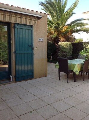 Outdoor dining - Seaside house with swimming pool. (Le Lavandou)