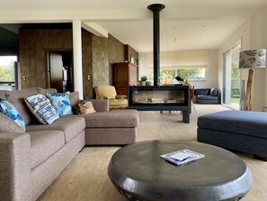 Télévision, livres, chaîne hi-fi