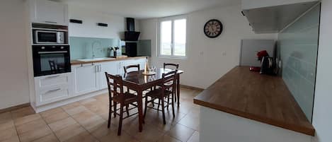 Réfrigérateur, four à micro-ondes, un four, surface de cuisson