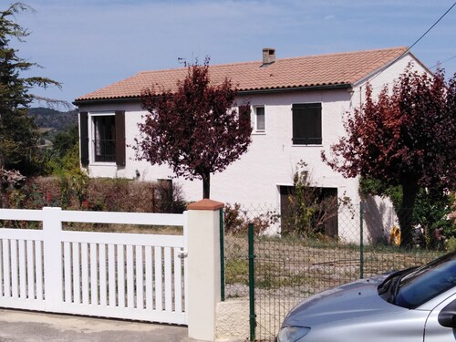 CHARMANT APPARTEMENT CALME DANS GRANDE  MAISON