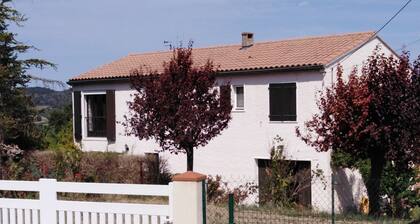 CHARMANT APPARTEMENT CALME DANS GRANDE MAISON