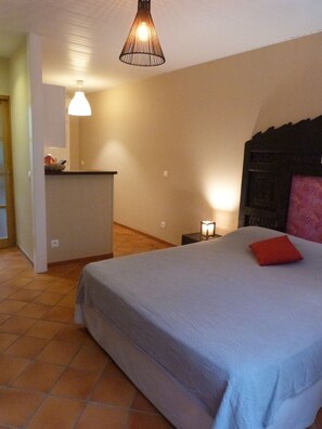 1 chambre, fer et planche à repasser, lit de bébé portatif, Wi-Fi