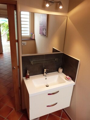 Douche, séchoir à cheveux, serviettes fournies, savon