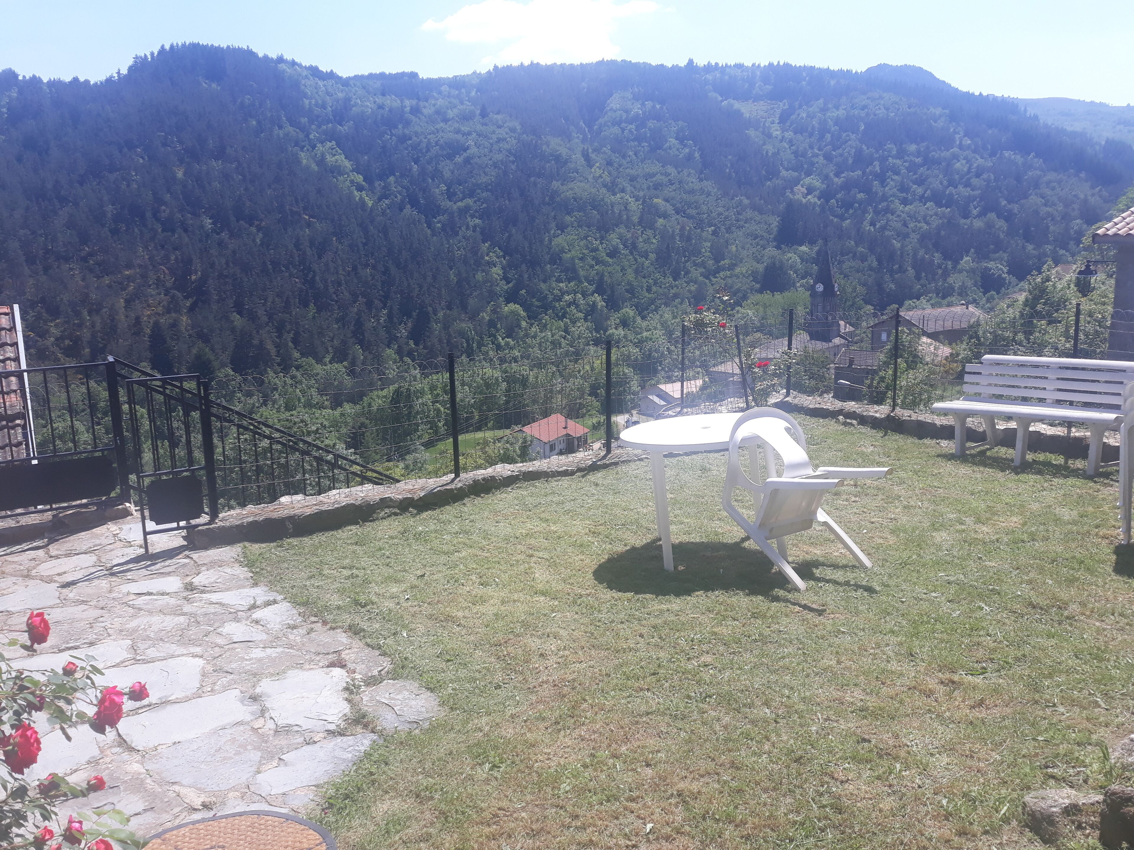 UNIQUE View Free April.... Individual house.  ARDECHE, Closed courtyard, 6 people, 