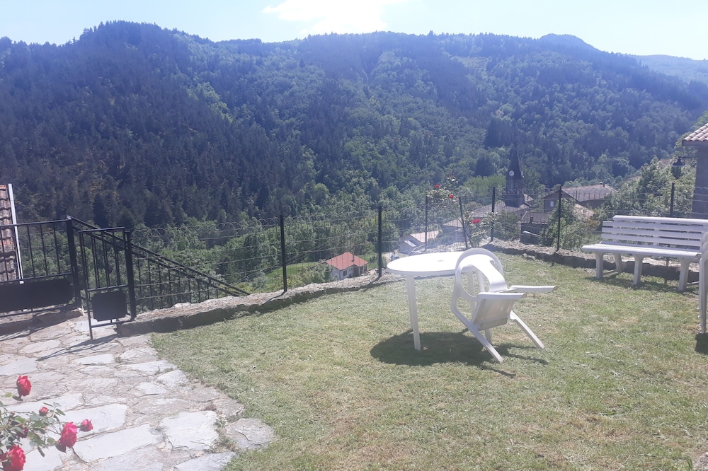 UNIQUE View Free April.... Individual house. ARDECHE, Closed courtyard, 6 people,